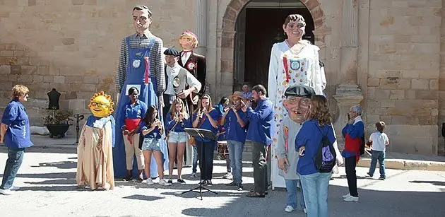 La colla Gegantera i Grallera de Juneda prepara el cerca vila de Fersta Major.