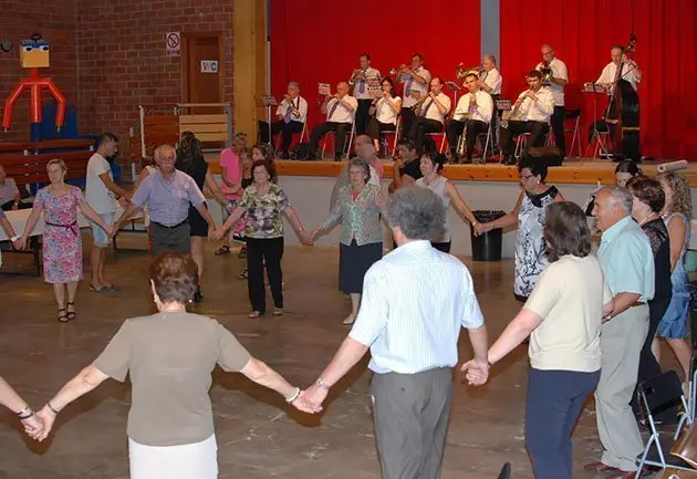 Ballada i audició de sardanes amb la cobla La Triomfal d&#39;Igualada