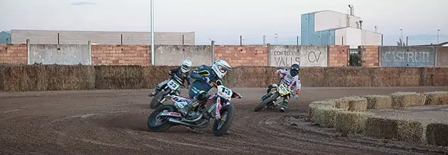 Els primers entrenaments al circuit permanent Dirt Track de Castellnou de Seana.