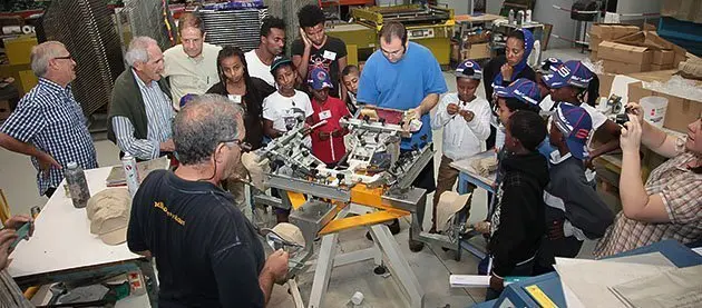 Visita de la delegació de joves esportistes etíops a Arts Gràfiques Molino.