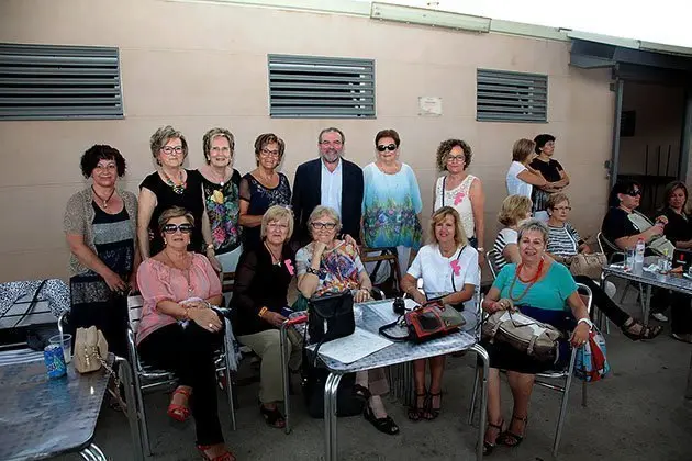 La junta de dones de Fondarella, amb Joan Reñé i Isabel-Cara Simó.