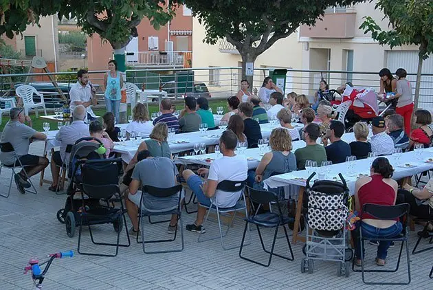 Xavier Ayala condueix el tast i maridatge de Sidamon, organitzat per El Xiringuito de la plaça.