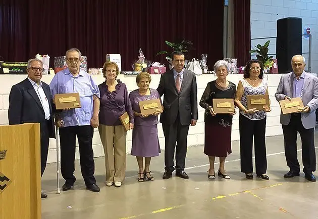 L&#39;alcalde de Miralcamp Melcior Claramunt, lliura els detalls als homenatjats. 