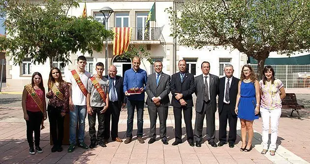 Toni Costa, amb l&#39;alcalde Joan Ramon Sangrà, pubilles. hereus i la corporació de Vila-sana.