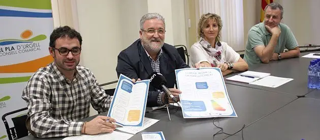 El president Francesc Fabregat i els tècnics de Medi Ambient presenten la campanya.