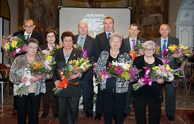 L&#39;alcalde Joan Ramon Sangrà amb els vila-sanencs i vila-sanenques homenatjats.