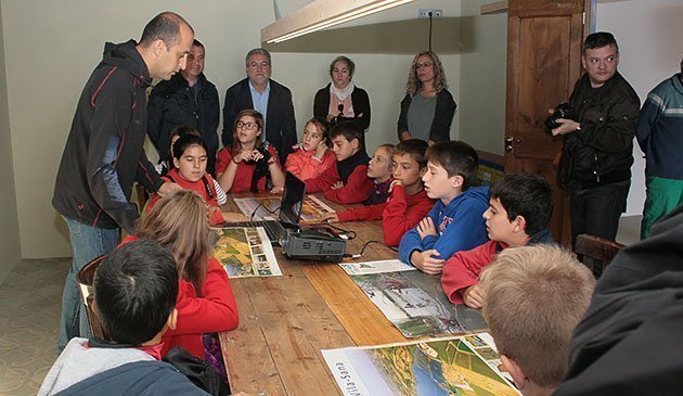 El tècnic del Consorci Toni Costa acompanya la visita a la masia de Cal Sinén.