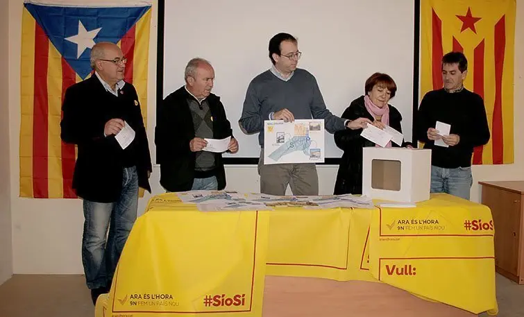 marc Solsona amb els representants de l&#39;ANC Mollerussa presenten la logística del 9N.