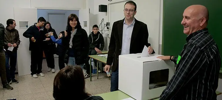 L&#39;alcalde de Mollerussa Marc Solsona vota el l&#39;Institut Terres de Poenet.