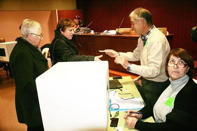 Participants del 9N a l&#39;INS Josep Vallverdú.