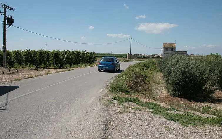 En el primers metres de la carretera si troben diversos habitatges a peu de carretera.