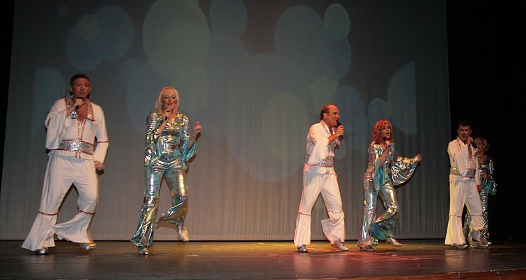 Entre les actuacions de la nit el grup suec ABBA va fer cantar a tot el públic.