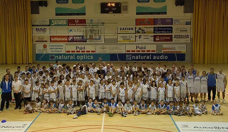 La foto de tot el planter del Club Bàsquet Mollerussa que competirà aquesta temporada.