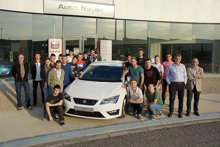 Alumnes, i responsables de La Salle i d&#39;Autonayox amb el vehicle Seat.