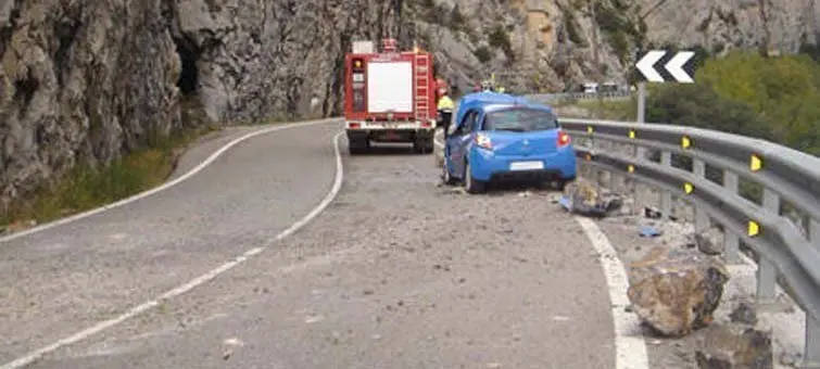 Desprendiments de roques a la C-14 a l&#39;alçada del congost dels “Tresponts”