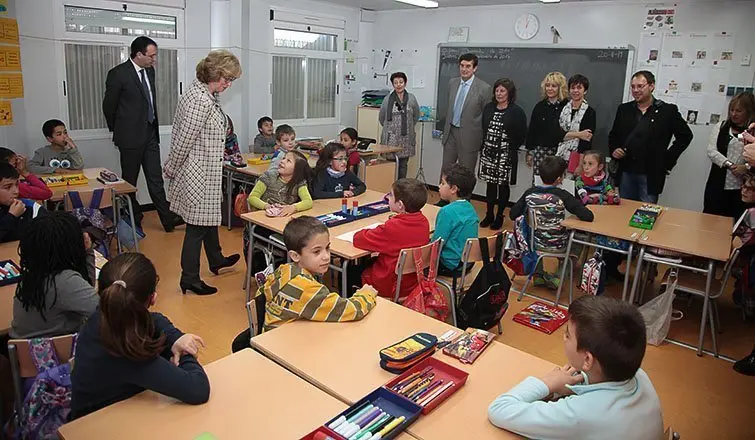 La consellera Irene Rigau comparteix una estona amb els alumnes de Les Arrels.