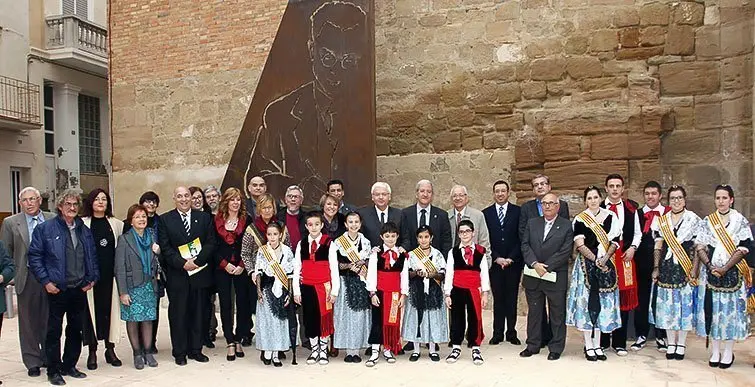 La corporació municipal d&#39;Alguaire amb el jurat i guanyador del Josep Lladonosa.