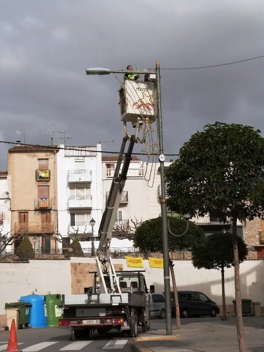 Instal·len els llums de Nadal a les Borges