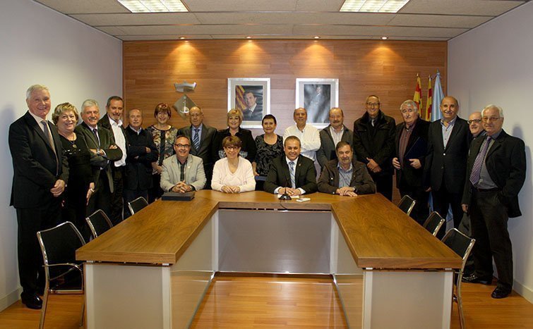L&#39;alcalde Jordi Calvís rep a la colla de golmesencs que celebren el 65è natalici.