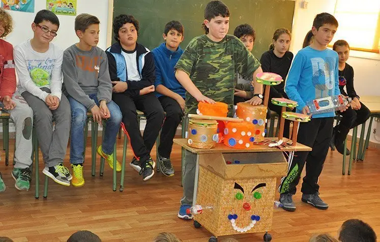 Els alumnes de l&#39;escola Minyons d&#39;Urgell demostren el só dels seus intruments.