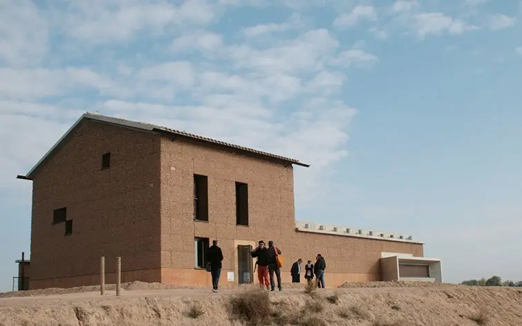 Imatge de l&#39;edifici del Centre d&#39;Interpretació de Cal Sinén a la part alta de l&#39;Estany.