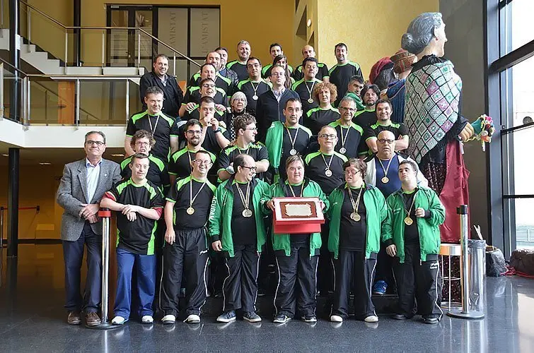 Els esportistes d&#39;Acudam que van participar en Special Olympics, i la corporació municipal