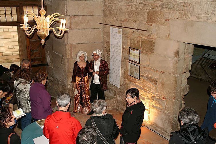 Panadés i Granados expliquen als visitants els interiors de Cal Castell.