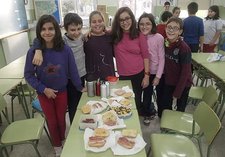 Els alumnes de l&#39;escola La Bassa de Torregrossa preparen el berenar i el prenen al pati.