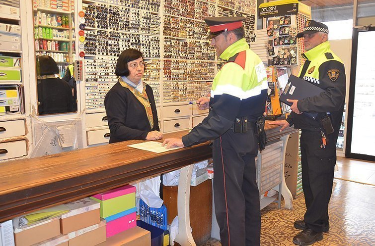 Policia Local i Mossos d&#39;Esquadra visiten els comerços de Mollerussa.