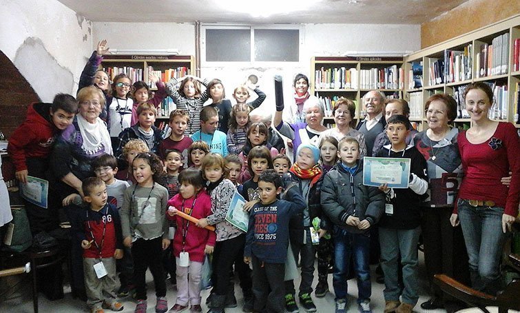 Avis, nens i nenes de Bellvís que participen en l&#39;activitat en la Biblioteca.
