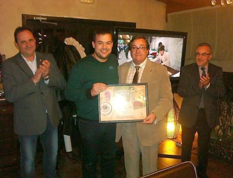 Juli Muro lliura els diplomes als restaurants participants en la Mostra.					