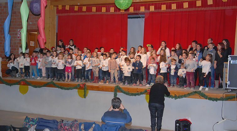 Els nens i nenes dels centres escolars de Sidamon interpreten nadales i poemes.