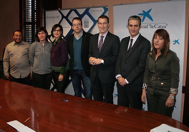 Els representants de La Caixa, Ajuntament i entitats signen el conveni.