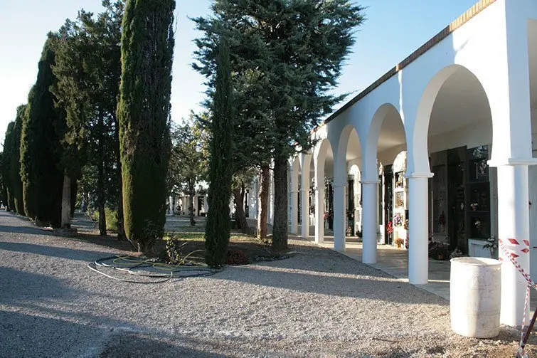 El consistori te previst pavimentar el passeig central de cementiri.