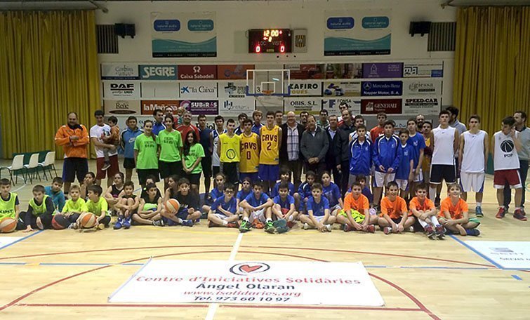 Els participants i organitzadors del Torneig de bàsquet 3x3 solidari.