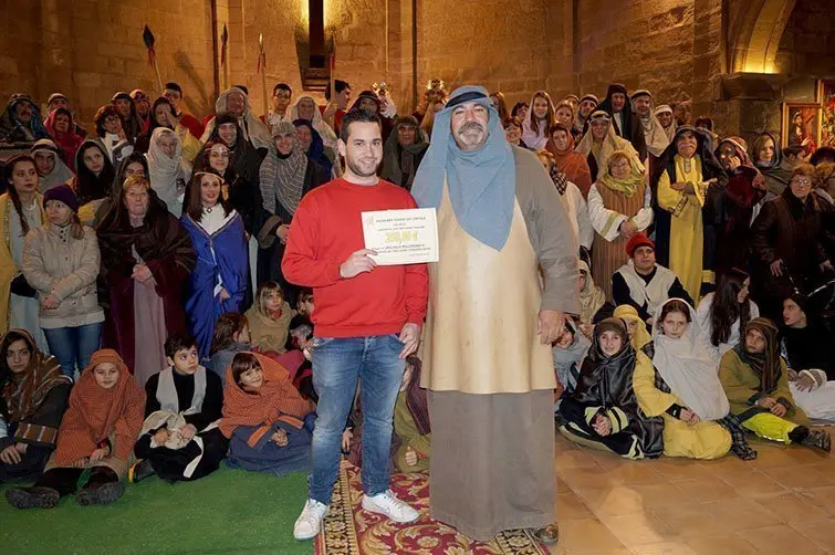 Els membres del Pessebre de Linyola lliuren la seva aportació a la campanya de Creu Roja.