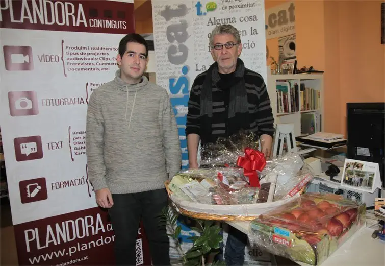 El director Josep A. Pérez lliura la panera de Reis a Sergi Gorgues.