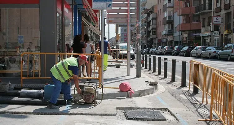 Obres de l&#39;empresa operadora de telefonia als carrers de Mollerussa.