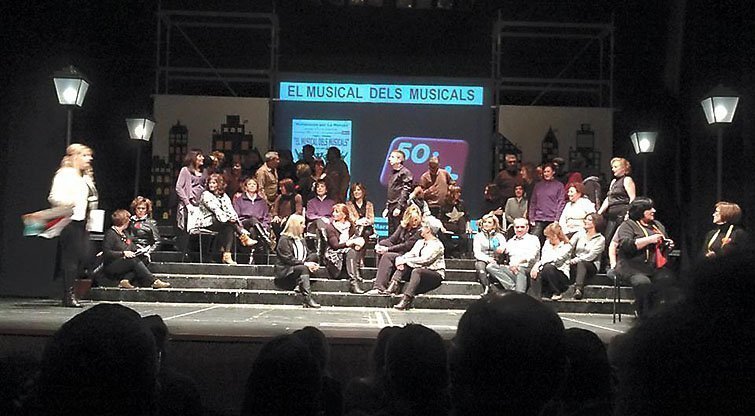 Una setantena de mollerussencs van participar en l&#39;espectacle El Musical dels Musicals.