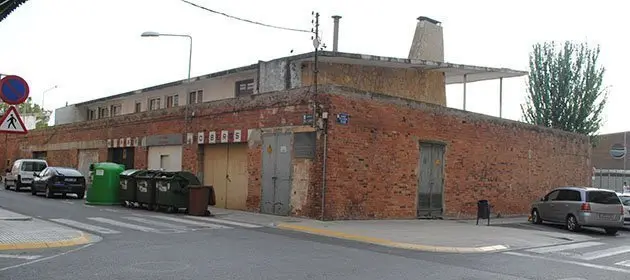 Antic bar de les piscines que s&#39;enderrocarà per habilitar nova zona blava.