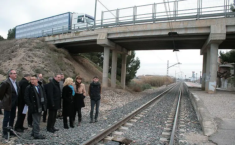 Imma Manso i Jordi Calvís en la visita al lloc en el qual es vol habilitar l&#39;accés.