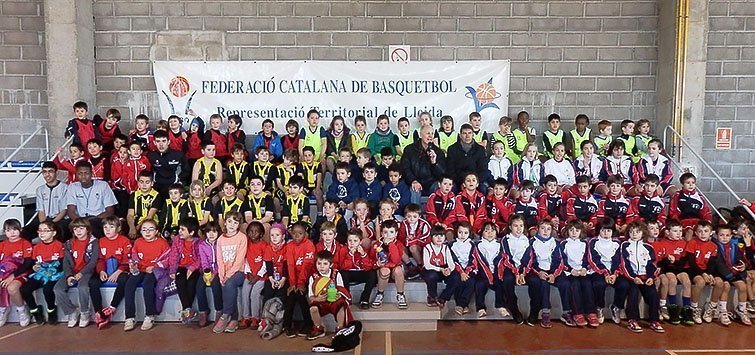 Els participants en la trobada de clubs de bàsquet lleidatans de Torregrossa.