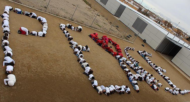 Els mateixos alumnes de l&#39;escola Les Arrels escenifiquen la paraula Pau al pati del centre.