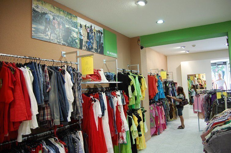 Botigues de roba usada de l&#39;ONG Humana en el territori.