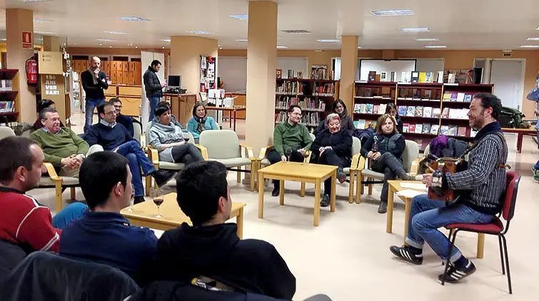 Carles Belda inaugura el Cicle Biblioteques amb DO a Mollerussa.