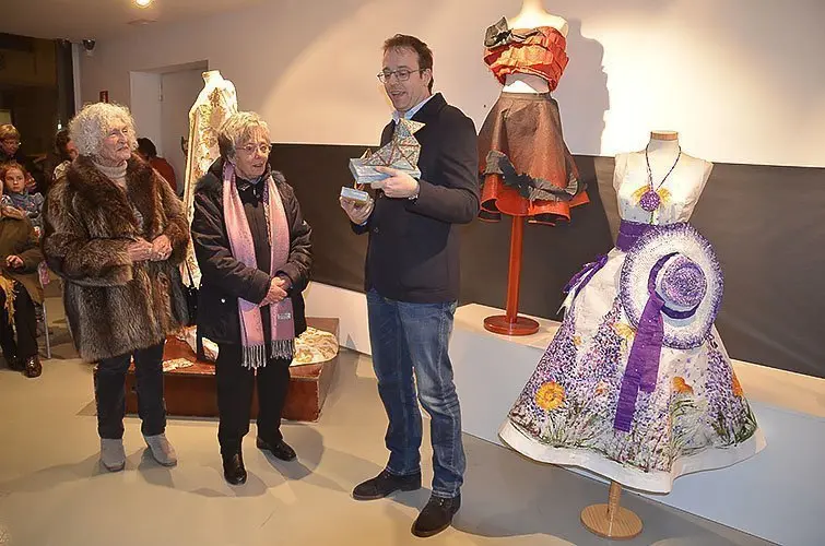 Marc Solsona inaugura l&#39;exposició del Museu de Vestits de Paper.