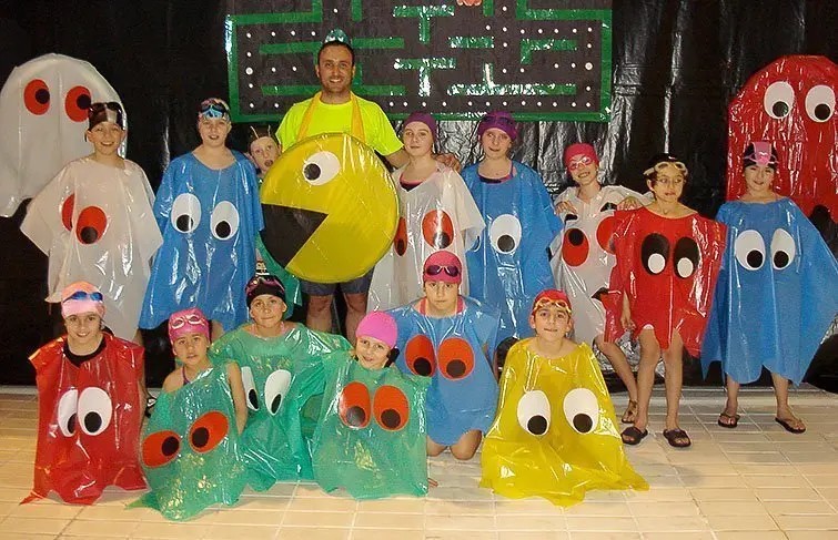 Els usuaris més petits de la piscina participen en el carnaval.