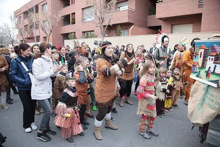 Multitudinària Rua de carnestoltes 2015 a Mollerussa.