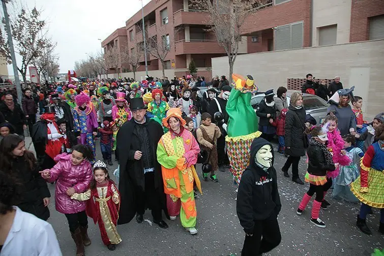 Multitudinària Rua de carnestoltes 2015 a Mollerussa.