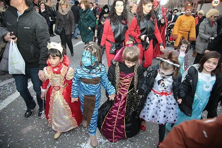 Multitudinària Rua de carnestoltes 2015 a Mollerussa.